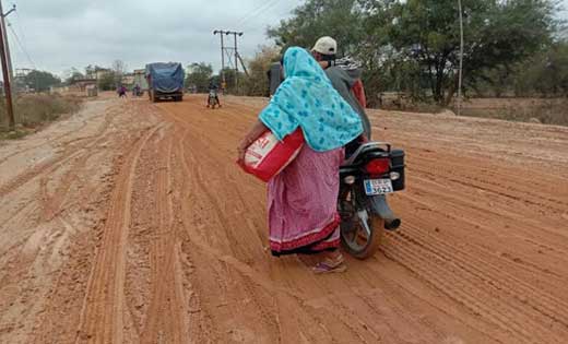 बसना : बरसात के बाद निर्माणाधीन सड़क में राहगीरों का आवागमन ... - CG Sandesh