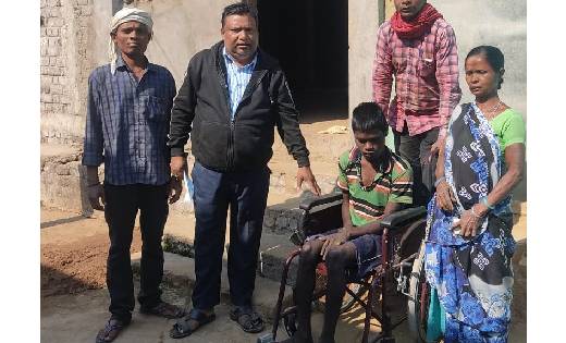 पिथौरा: दिव्यांग संदीप को मिली व्हील चेयर, बैंक सखी के माध्य... - CG Sandesh