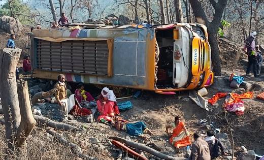 40 यात्रियों से भरी बस करिआम घाट में अनियंत्रित होकर पलटी, 20 से अधिक गंभीर रूप से घायल