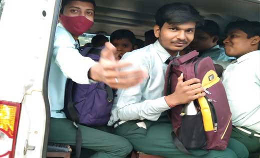 सरायपाली : भेड़-बकरियों की तरह ठूंस ठूंस कर वाहन मालिक बच्चो... - CG Sandesh