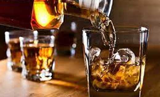 तेंदुकोना : घर के सामने लोगों को बैठाकर शराब पिलाने वाले पर ... - CG Sandesh