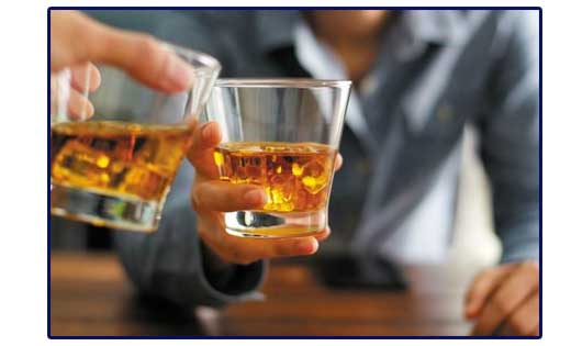 तेन्दुकोना  : आम रोड में लोगों को शराब पीने की सुविधा देने व... - CG Sandesh