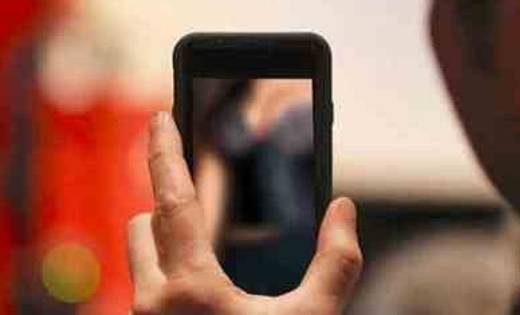 पिथौरा: कन्या शाला परिसर में युवती को अपशब्द कहकर खिचने लगा ... - CG Sandesh