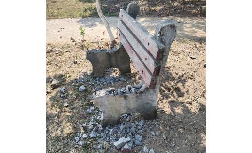 कुर्सी के छड़ भी चोरी करके ले गए, मुक्तिधाम को भी नहीं छोड़ रहे चोर