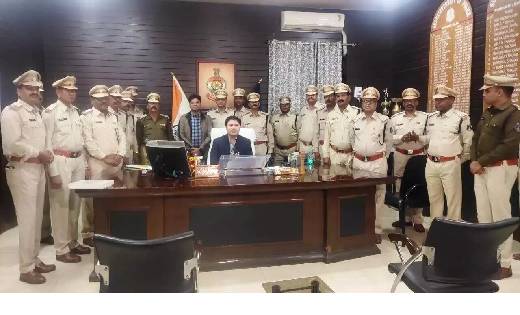 20 प्रधान आरक्षक बने एएसआई, एसपी ने स्टार लगाकर दी बधाई - CG Sandesh