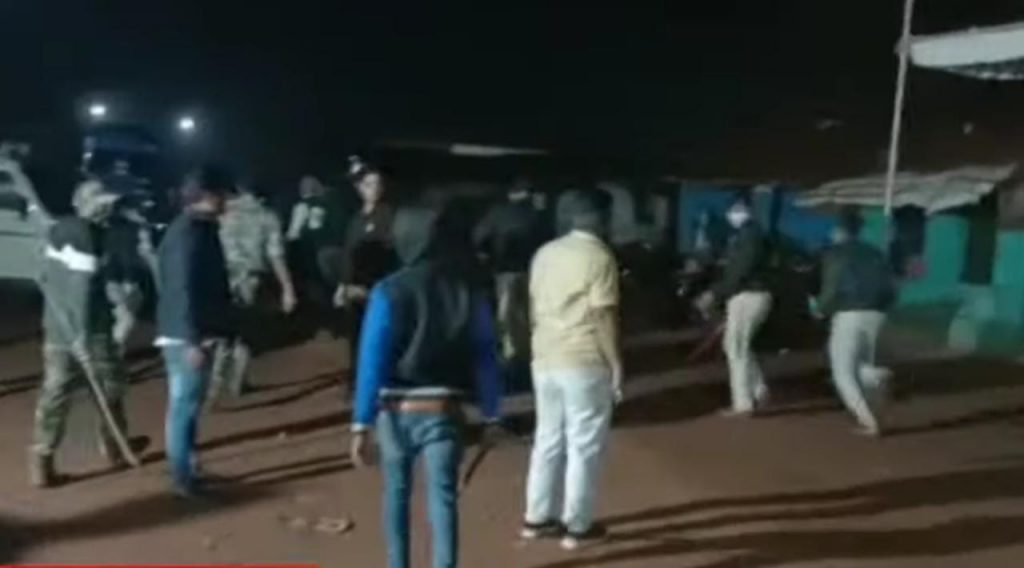 ग्रामीणों ने SDOP की गाड़ी में की तोड़फोड़, पुलिस ने भी किया ला... - CG Sandesh