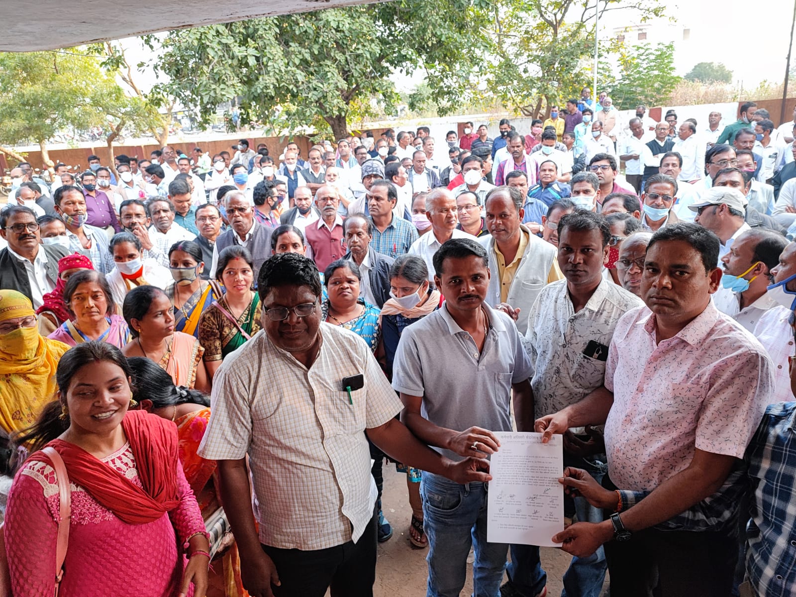 सरायपाली :  बीईओ हटाने की मांग को लेकर शिक्षकों का विशाल आक्... - CG Sandesh