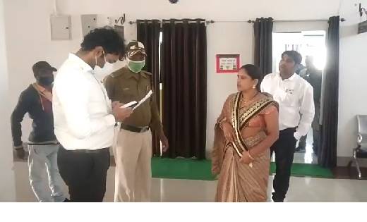महिला ने IAS को चप्पल से मारने की कोशिश , IAS एसोसिएशन ने CM... - CG Sandesh