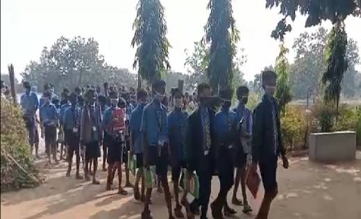 स्कूलों की नई शुरुआत ... बच्चों को बैग के बोझ से मिली आजादी,... - CG Sandesh
