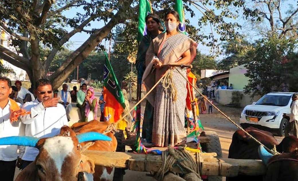 बैलगाड़ी में सवार होकर ज्ञापन देने पहुंचे बीजेपी कार्यकर्ता. - CG Sandesh