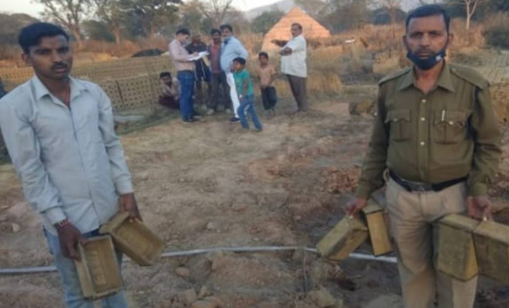 BREAKING : मीडिया में खबर का असर...लाल इंट भट्ठे पर खनिज विभाग की कारवाई, 2 ट्रैक्टर जब्त, जेसीबी लेकर चालक फरार....