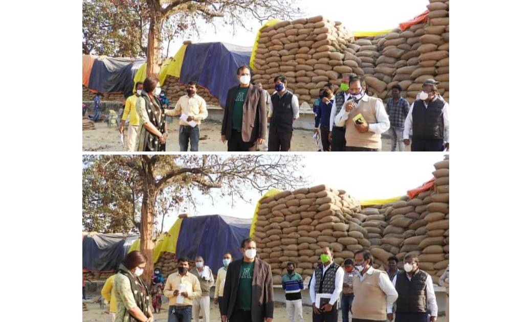कलेक्टर भीम सिंह ने धान खरीदी केन्द्र का किया निरीक्षण...किसानों के समस्याओं से हुवे रूबरू...