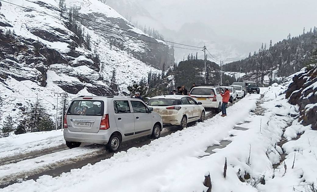 70 सड़कें बंद, गाड़ियों में फंसे पर्यटकों का रेस्क्यू , हिमा... - CG Sandesh