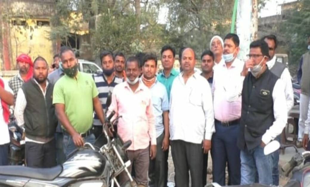 अपनी समस्याओं को लेकर ट्रक मालिक कल्याण समिति के पदाधिकारियों ने आरटीओ अधिकारी को सौपा ज्ञापन…