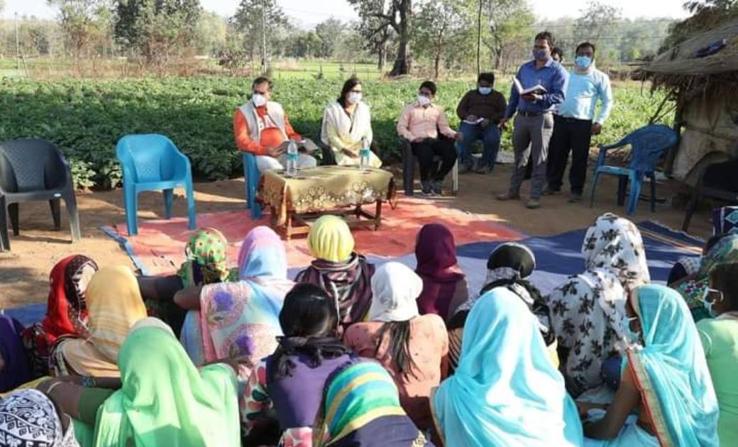 कनकबीरा एफआरए क्लस्टर के निरीक्षण में पहुंचे कलेक्टर भीम सिंह....  हितग्राहियों को अन्य आय मूलक गतिविधियों व शासकीय योजनाओं से जोडऩे के दिये निर्देश..