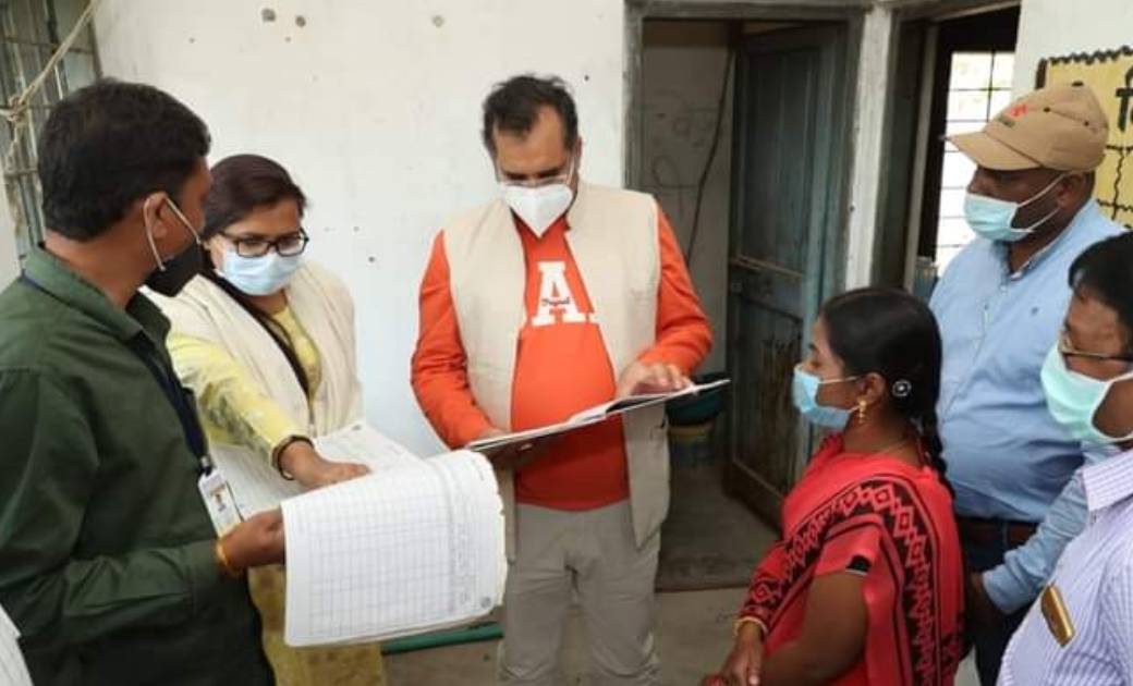 गांव के बच्चों के टीकाकरण का रखें पूरा विवरण-कलेक्टर भीम सिंह  टीकाकरण कार्यक्रम के निरीक्षण में घोराघाटी आंगनबाड़ी केन्द्र पहुंचे कलेक्टर
