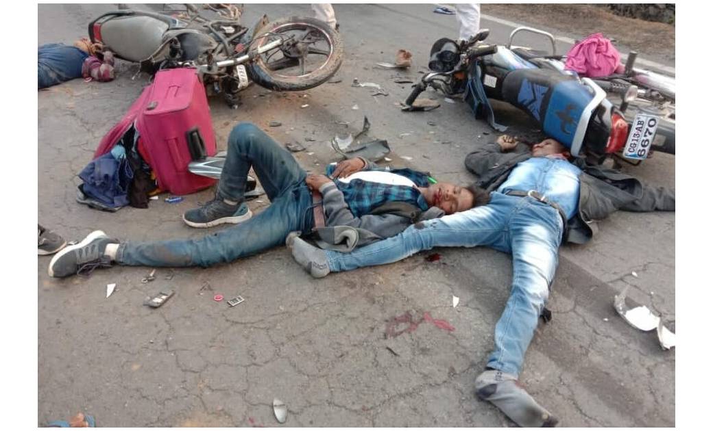 सड़क दुर्घटना में दो लोगों की मौत....दो बाइक की आपस मे भिड़ंत चारों लोग गिर पड़े,पीछे से आ रहे ट्रेलर ने रौंदा..