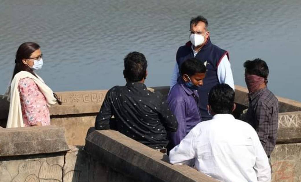 नरवा संवर्धन प्रोजेक्ट के निरीक्षण में पहुंचे कलेक्टर.. लंबित कार्यों की ली जानकारी.