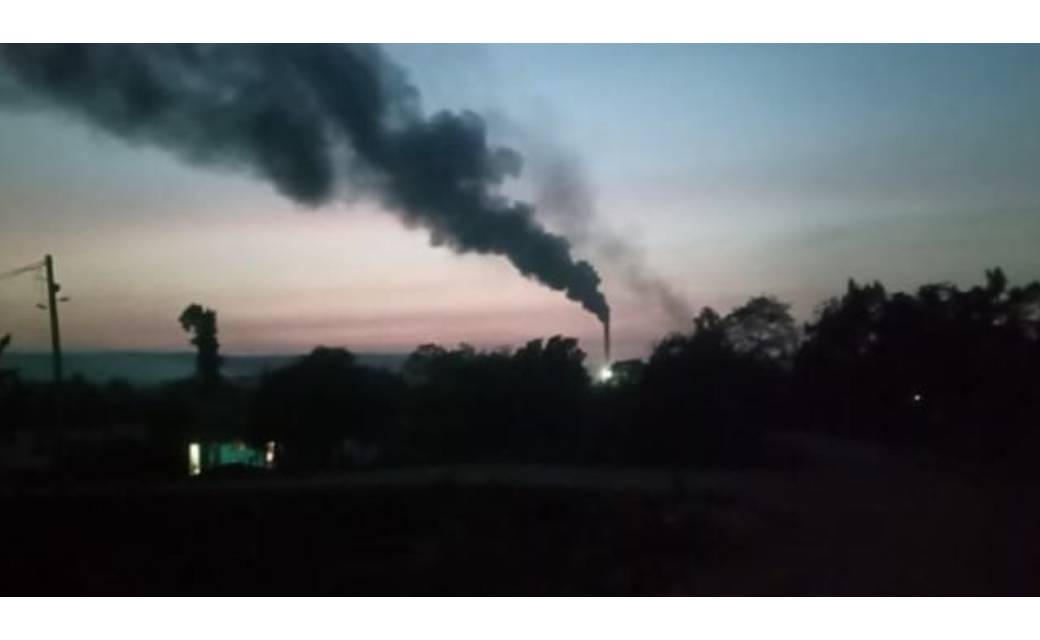 सुनील इस्पात एवं पॉवर लिमिटेड के चिमनी से निकलते जहरीले धुएँ से सांस लेना हुवा मुश्किल...कृषि की निकल रही जान...! पर्यावरण विभाग सो रहा कुंभकर्ण की नींद...