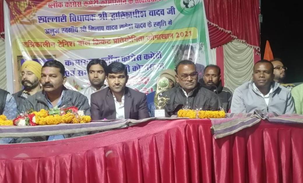 कोमाखान में रात्रि कालीन क्रिकेट टूर्नामेंट का समापन