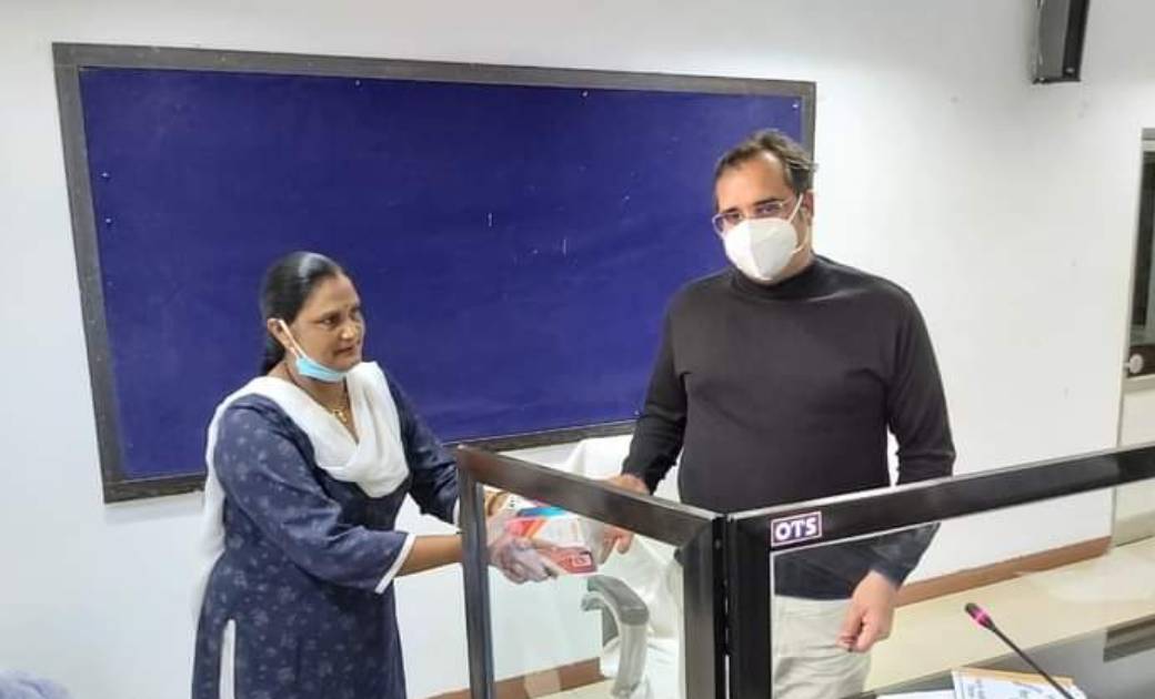 एक मोबाइल का दान शिक्षा के लिए वरदान ' अभियान अंतर्गत वार्ड पार्षद ननकी नोनी बाई ने किया 5 स्मार्टफोन दान...