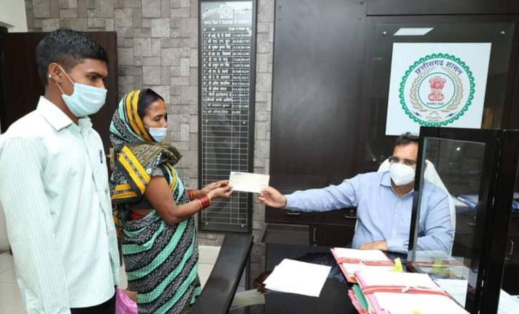 एक सप्ताह में किसान के खेत में पंप लगाने के निर्देश, नहीं तो होगी कार्यवाही...कलेक्टर भीम सिंह के आदेश से किडनी के ईलाज से लेकर घर की मरम्मत तक सहायता....