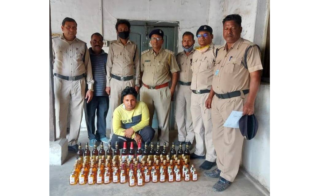 आबकारी विभाग ने जप्त किया भारी मात्रा में अवैध मदिरा..फैमिली ढ़ाबा में बेचा और पिलाया जाता था शराब...