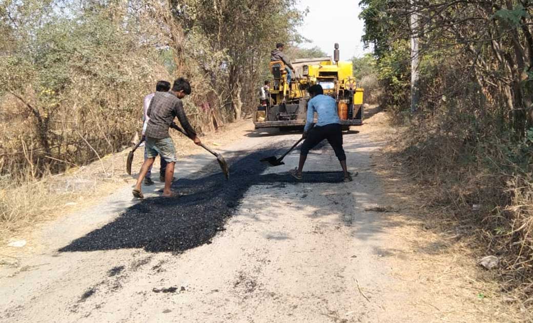 खबर का असर - भंवरपुर से बडेसजापाली मार्ग की मरम्मत कार्य शुर... - CG Sandesh