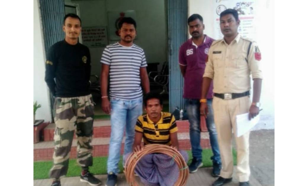 28 किलो ग्राम तांबा तार के साथ आरोपी गिरफ्तार...रेल्वे साइडिंग से की थी चोरी...
