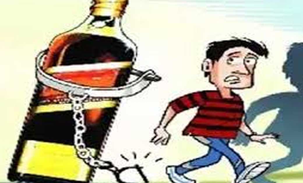 तुमगांव : चखना ठेला के पास लोगों को शराब पीने का सामान उपलब्ध कराने वाले पर कार्यवाही.