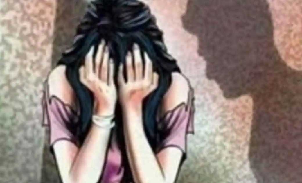 सहेली के पति ने झूठ बोलकर उतारा बस से नीचे, अपने दो दोस्तों के साथ रात 1 बजे तक किया बलात्कार...! पुलिसिया कार्रवाही भी संदेह के घेरे में..