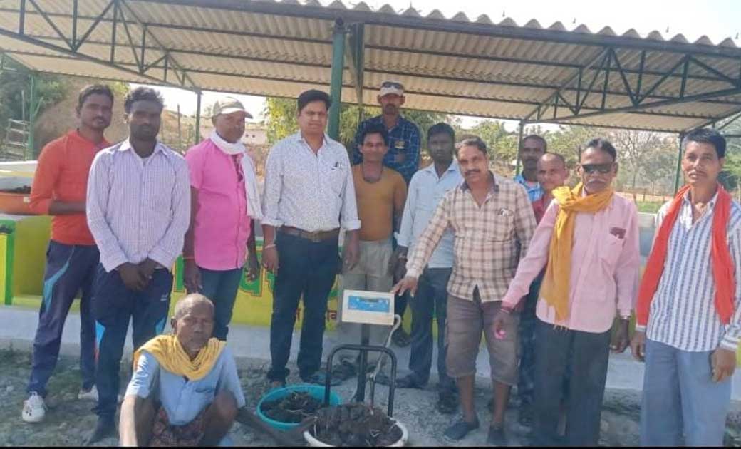 कोमाखान : ग्राम कोकड़ी में गोधन न्याय योजना के तहत गोबर खरीदी की शुरुवात.