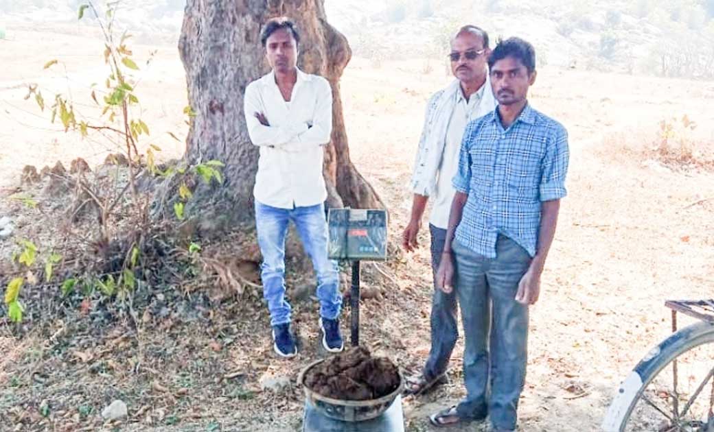 बागबाहरा : गोधन न्याय योजना अंतर्गत ग्राम पंचायत बोइरगांव में गोबर खरीदी शुरू.