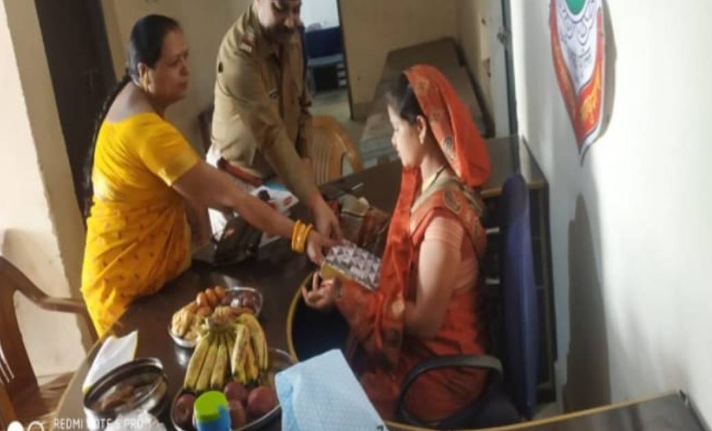 थाने में अदा की गई महिला कांस्टेबल की गोद भराई की रस्म.....आम जनता के नजर में पुलिस की छवि में हुवा सुधार..