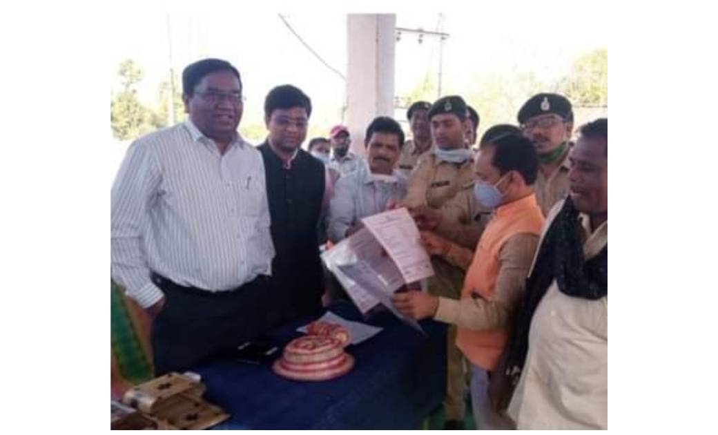 महासमुंद कलेक्टर  डोमन सिंह जी ने बागबाहरा आदिवासी बाहुल्य क्षेत्र का दौरा कर वन अधिकार पत्र सौंपे