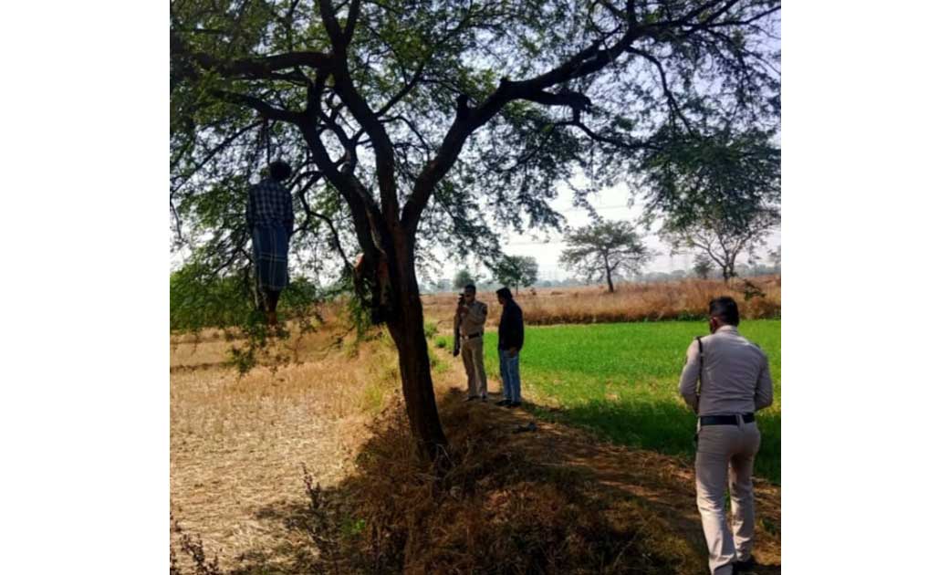 6 बच्चों के पिता ने पेड़ से लटककर कि आत्महत्या…मानसिक विछिप्त या आर्थिक तंगी के बना मौत का कारण?