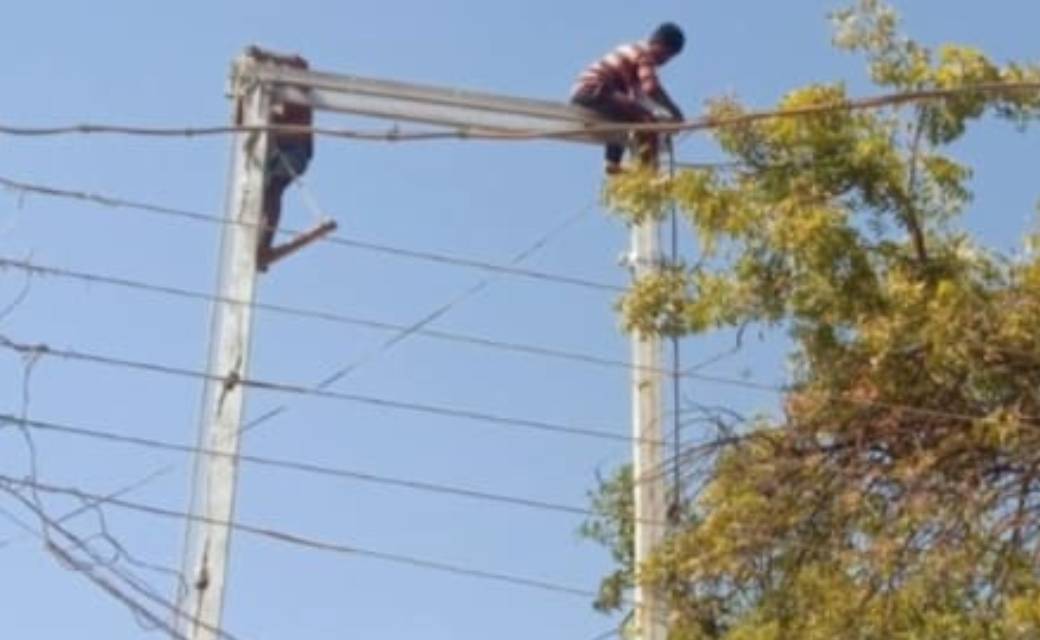 गरीब मजदूरों के जान के साथ खिलवाड़ कर रहा बिजली ठेकेदार..! बिना सुरक्षा उपकरण के जान जोखिम में डालकर करा रहे काम...