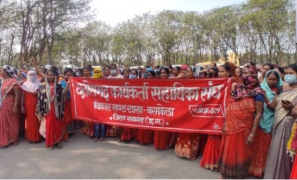 आंगनबाड़ी कार्यकर्ता-सहायिकाओं ने खोला मोर्चा.. कलेक्ट्रेट के सामने धरना प्रदर्शन कर लंबित मांगों को लेकर सौंपा ज्ञापन..