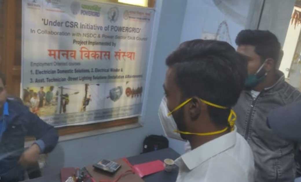 प्राइवेट कॉलेज की फीस वसूली को लेकर छात्र हुए उग्र… प्रबंधक के कैबिन में जमकर हंगामा… 