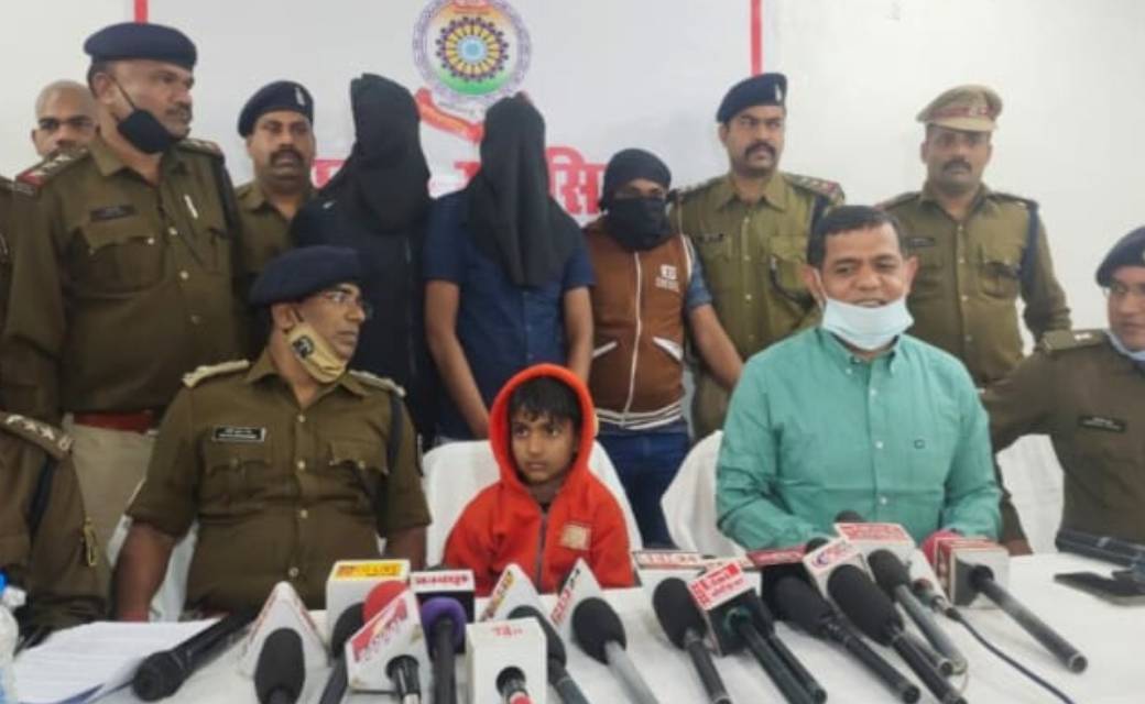 रायगढ़ में किडनैपिंग की सूचना के महज 8 घंटे के भीतर ऑपरेशन शिवांश चलाकर पुलिस ने सकुशल बच्चे को परिजनों तक पहुंचाया..! आई. जी.  ,गृहमंत्री से लेकर मुख्यमंत्री भूपेश बघेल ने भी पुलिस की तारीफ...