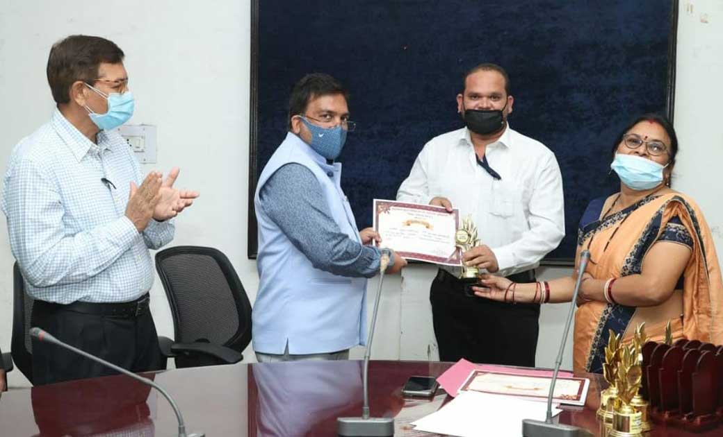 अनुज हुए सम्मानित कोरोना काल मे उत्कृष्ठ कार्य को लेकर मिला ... - CG Sandesh