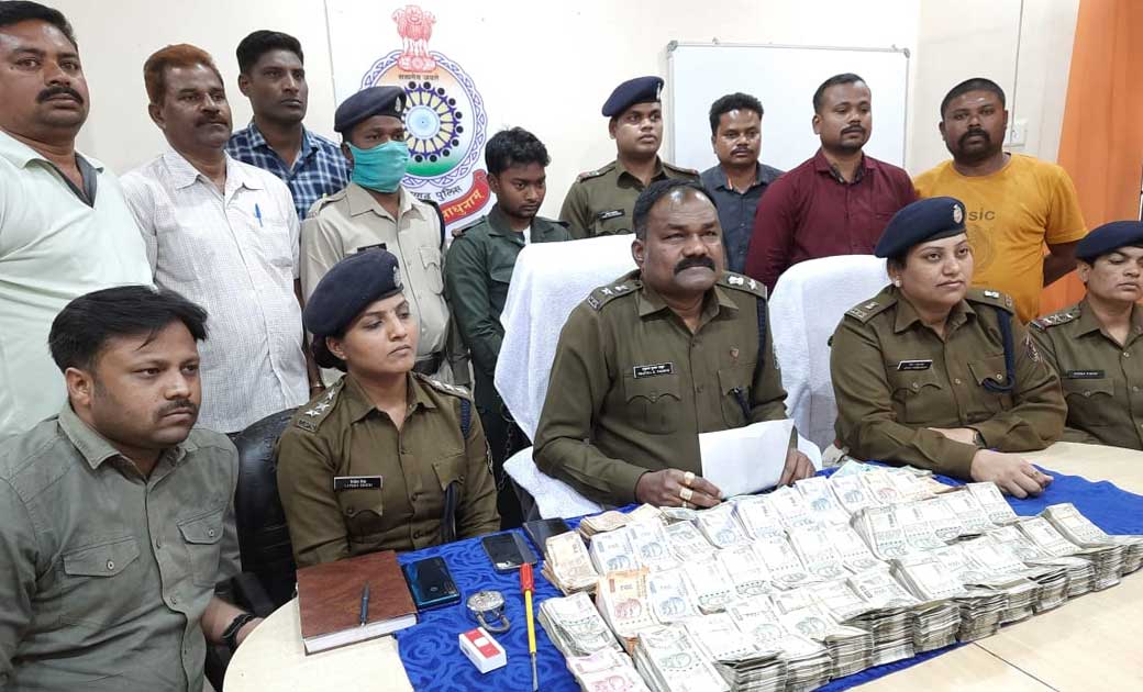 सुमित सिनफेब व शुभम मार्ट सरायपाली में 20,06,550/- रूपये की ... - CG Sandesh