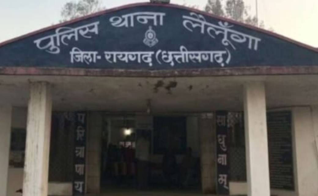 बाड़ी की घेरा बंदी कर अवैध शराब बिक्री पर पुलिस की बड़ी कार्यवाही....!  20 रुपये की भारी नगद रकम के साथ, 5 डिस्पोजल और 4 सौ रुपये की दारू के साथ महिला गिरफ्तार...!