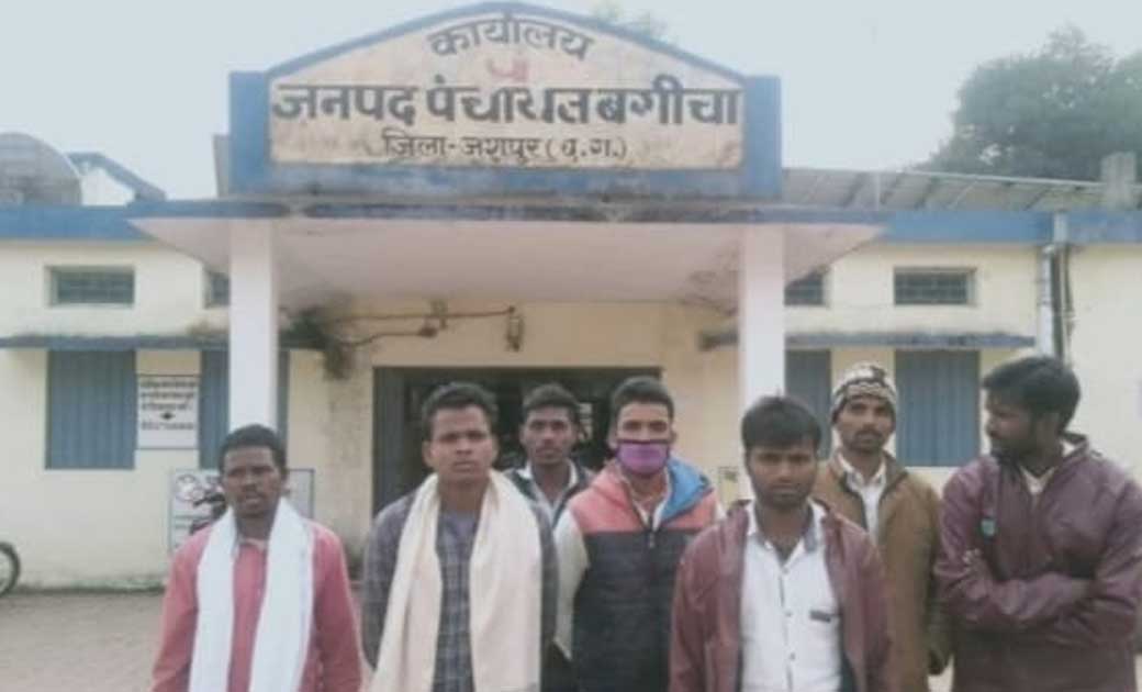 सहायक सचिव की मनमानी से ग्रामीण बेरोजगार, हटाये जाने की मांग