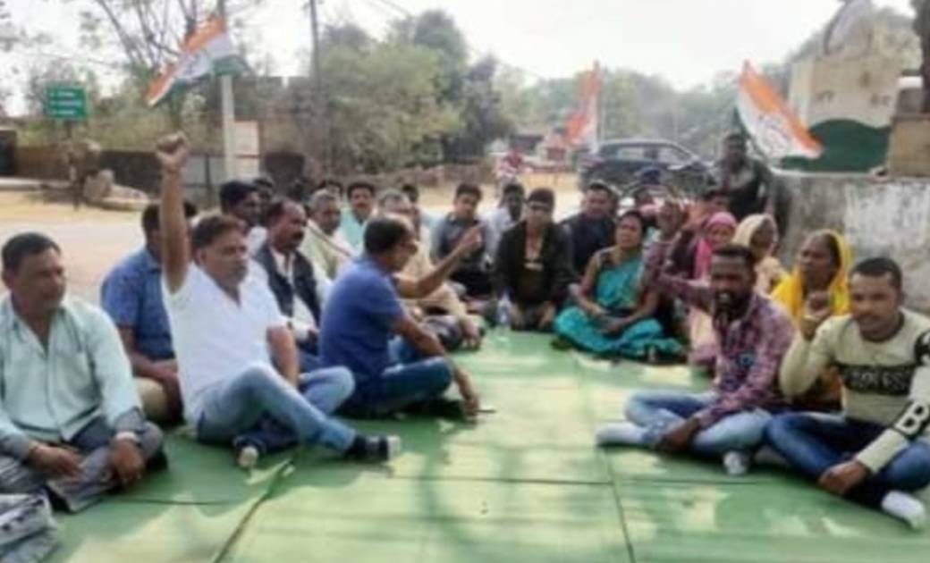 भाजपा सरकार के द्वारा कृषि से जुड़े गए कानूनों को मजदूरो के विरोध में बनाए गए काला कानून बताते हुए  बागबहार गांधी चौक चौराहे के मुख्य मार्ग पर धरना प्रदर्शन जताया गया