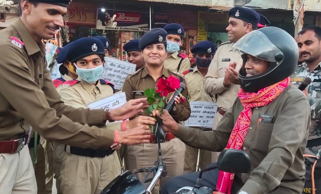 तेंदुकोना में  सड़क सुरक्षा महीना के तहत यातायात जागरूकता कैम... - CG Sandesh