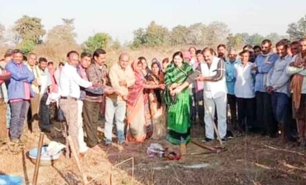 ग्राम पंचायत खोपली में स्मिता हितेश चन्द्राकर ने किया नए तालाब निर्माण के लिए भूमिपूजन