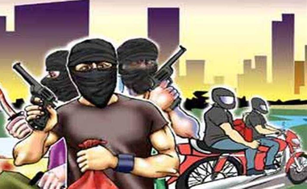 कोमाखान थाना अंतर्गत ग्राम दरबेकेरा में दिनदहाड़े लूट को अंजाम