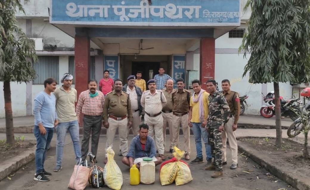अवैध शराब भट्टी पर रेड करके  कार्यवाही.....105 लीटर महुआ शराब जप्त...