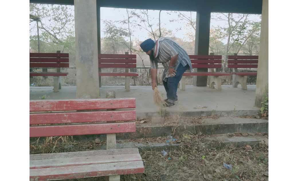 वृद्ध जन सेवा समिति द्वारा शहर के मुक्तिधाम में पहुंचकर चलाय... - CG Sandesh